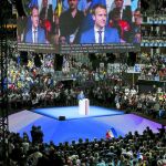 El candidato Emmanuel Macron en el centro del estadio Gerland, ayer, en Lyon