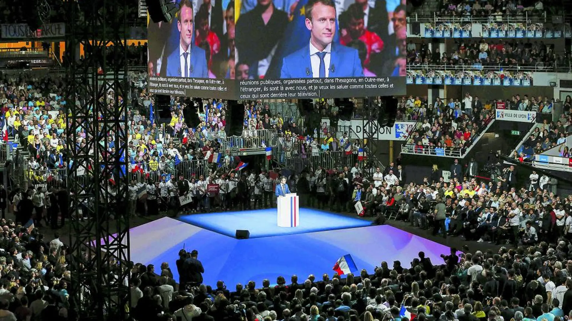 El candidato Emmanuel Macron en el centro del estadio Gerland, ayer, en Lyon