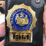Una de las placas falsas que portaba el detenido