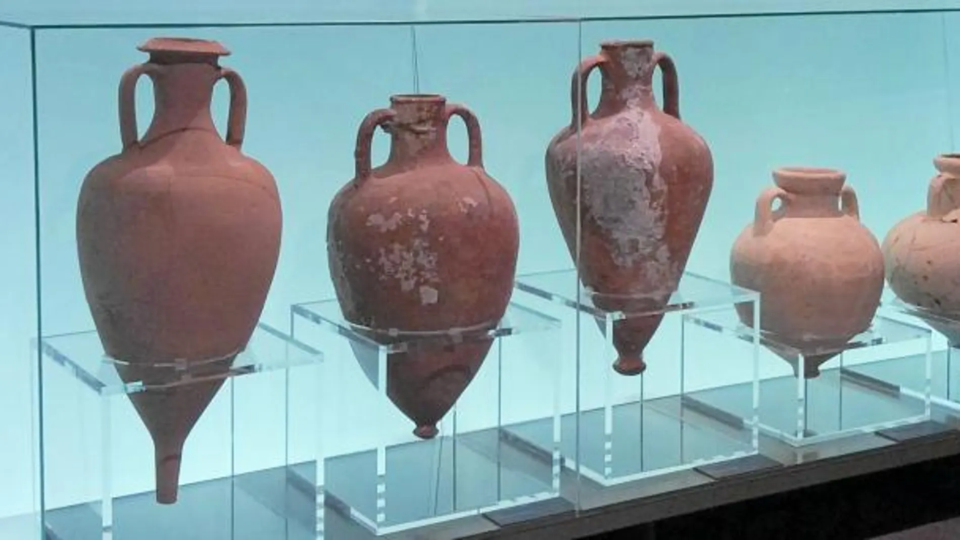 Tinajas y otras cerámicas, de los íberos a los griegos, protagonizan la muestra que incluye dos audiovisuales y múltiples citas literarias
