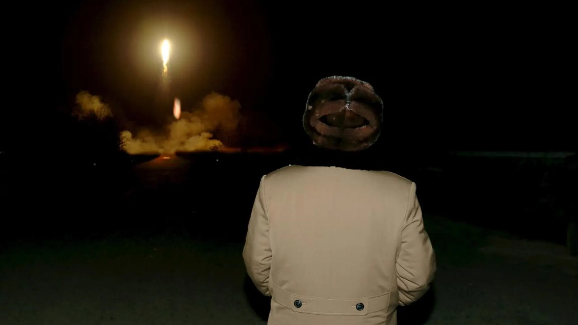 El líder norcoreano, Kim Jong Un, observa el lanzamiento de un misil balístico.