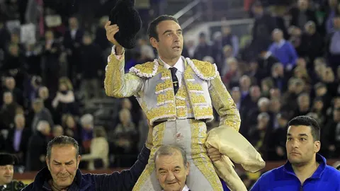 Enrique Ponce sale a hombros de la plaza de Castellón después de cortar una oreja a cada toro de su lote