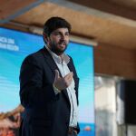 El presidente de la Comunidad y del PP regional, Fernando López Miras, durante un acto de partido, asegura que su partido es el «único» que garantiza los recursos hídricos de los agricultores y regantes