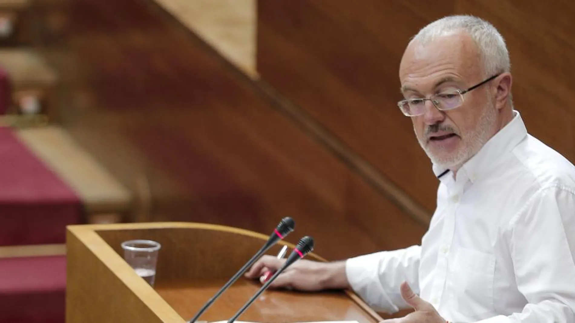 El síndic de Podemos en Les Corts, Antonio Montiel, durante la sesión de control al Consell