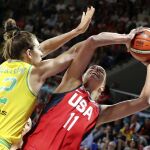La jugadora de Estados Unidos, Elena Delle Donne (d), con el balón ante la jugadora australiana, Aolex Bunton. Foto: Efe