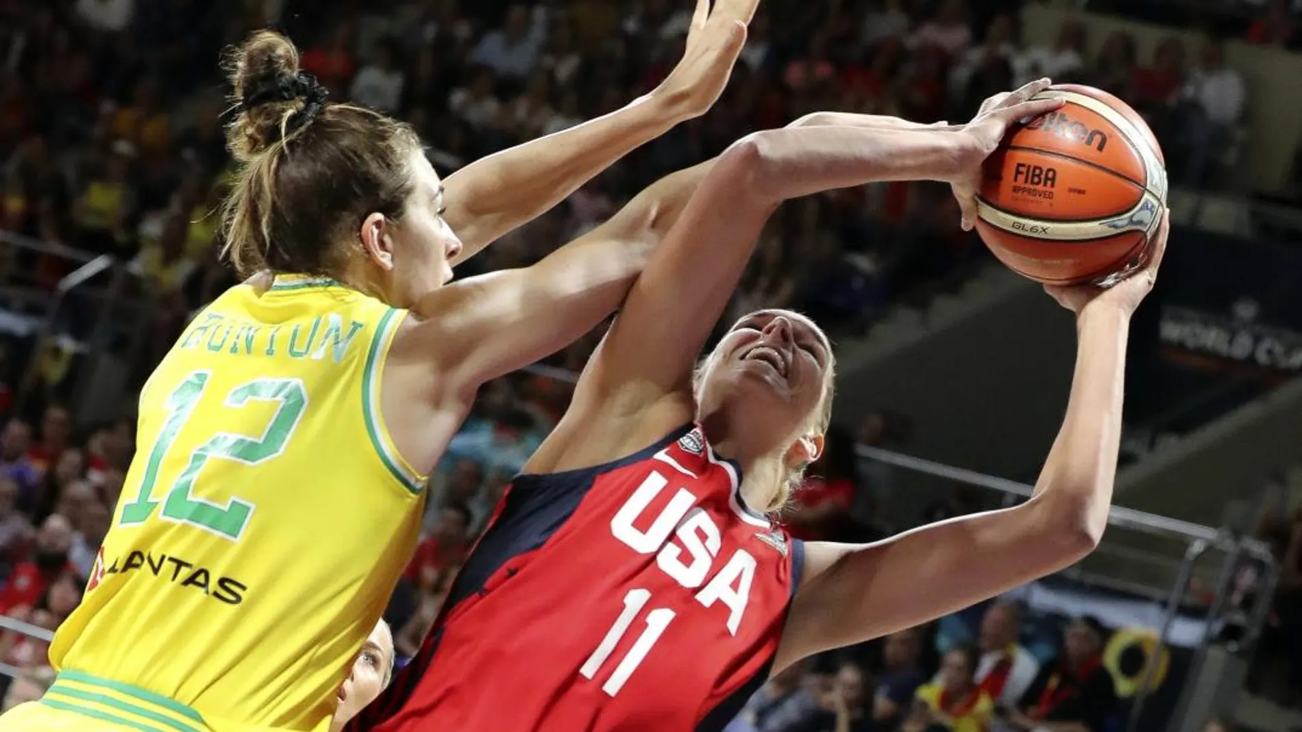 La jugadora de Estados Unidos, Elena Delle Donne (d), con el balón ante la jugadora australiana, Aolex Bunton. Foto: Efe