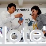 Dos clientas y un vendedor en una tienda de móviles Samsung en Corea del Sur / Reuters
