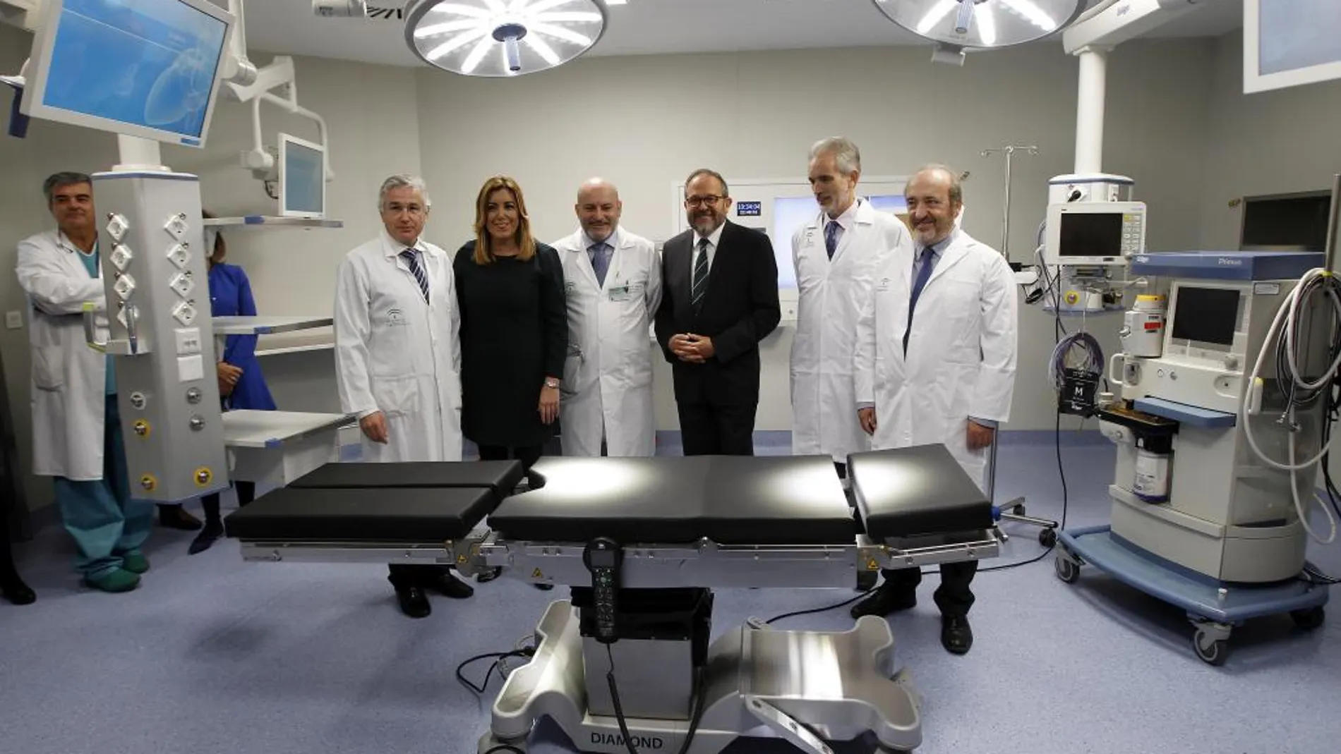 Susana Díaz, durante una visita a un hospital de Sevilla