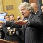 Grillo ya con traje, en una rueda de prensa tras un encuentro con Matteo Renzi, el encargado de formar el nuevo Gobierno