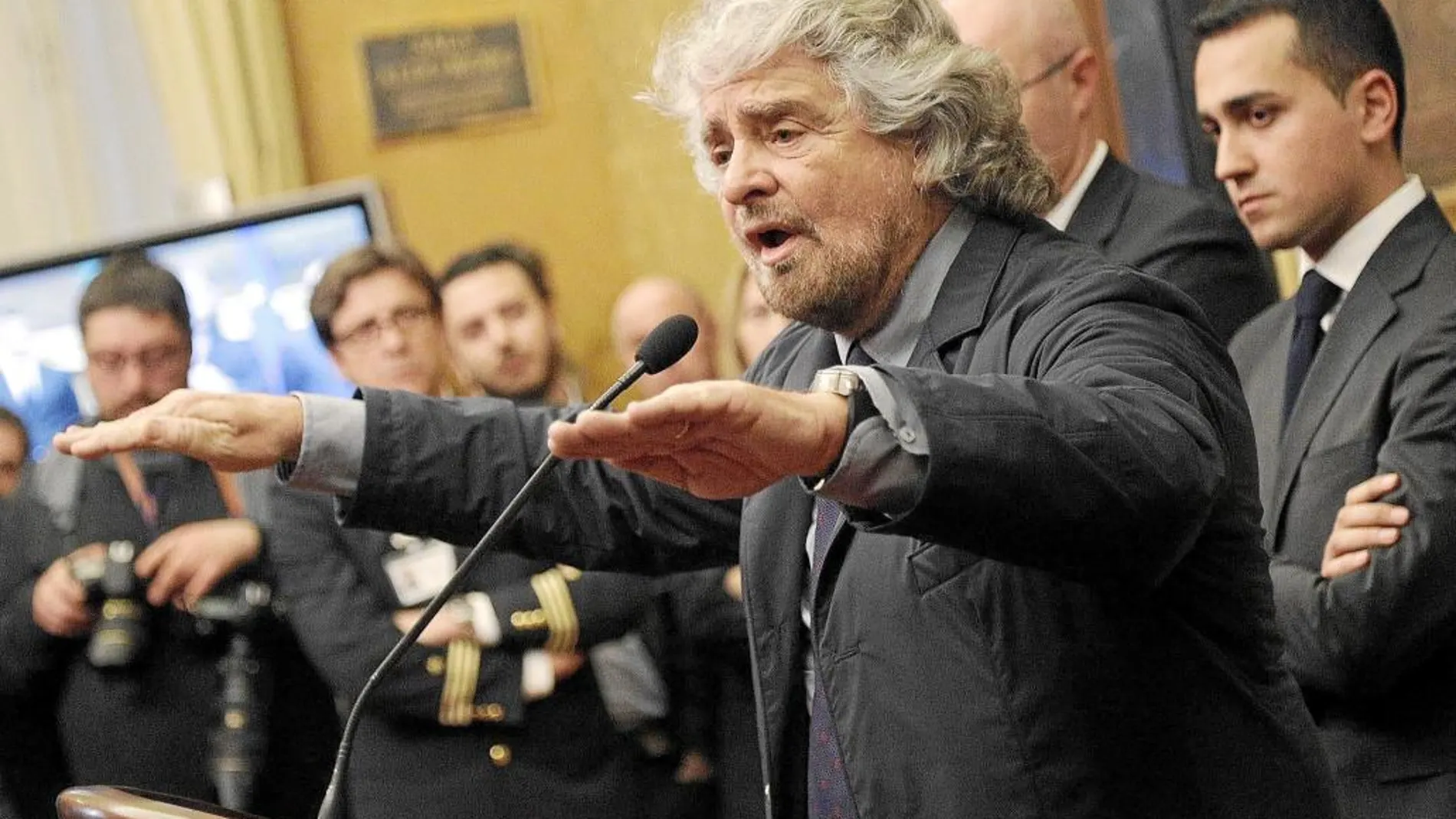 Grillo ya con traje, en una rueda de prensa tras un encuentro con Matteo Renzi, el encargado de formar el nuevo Gobierno