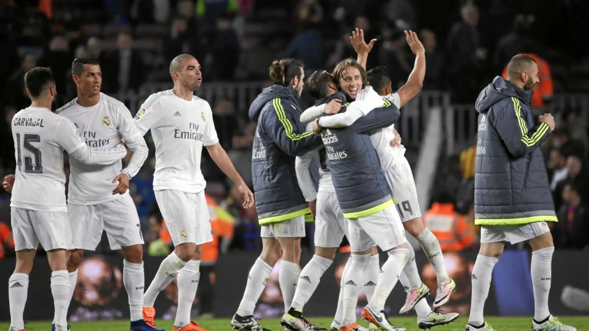Los jugadores del Real Madrid celebran en el Camp Nou el triunfo que lograron ante el Barcelona