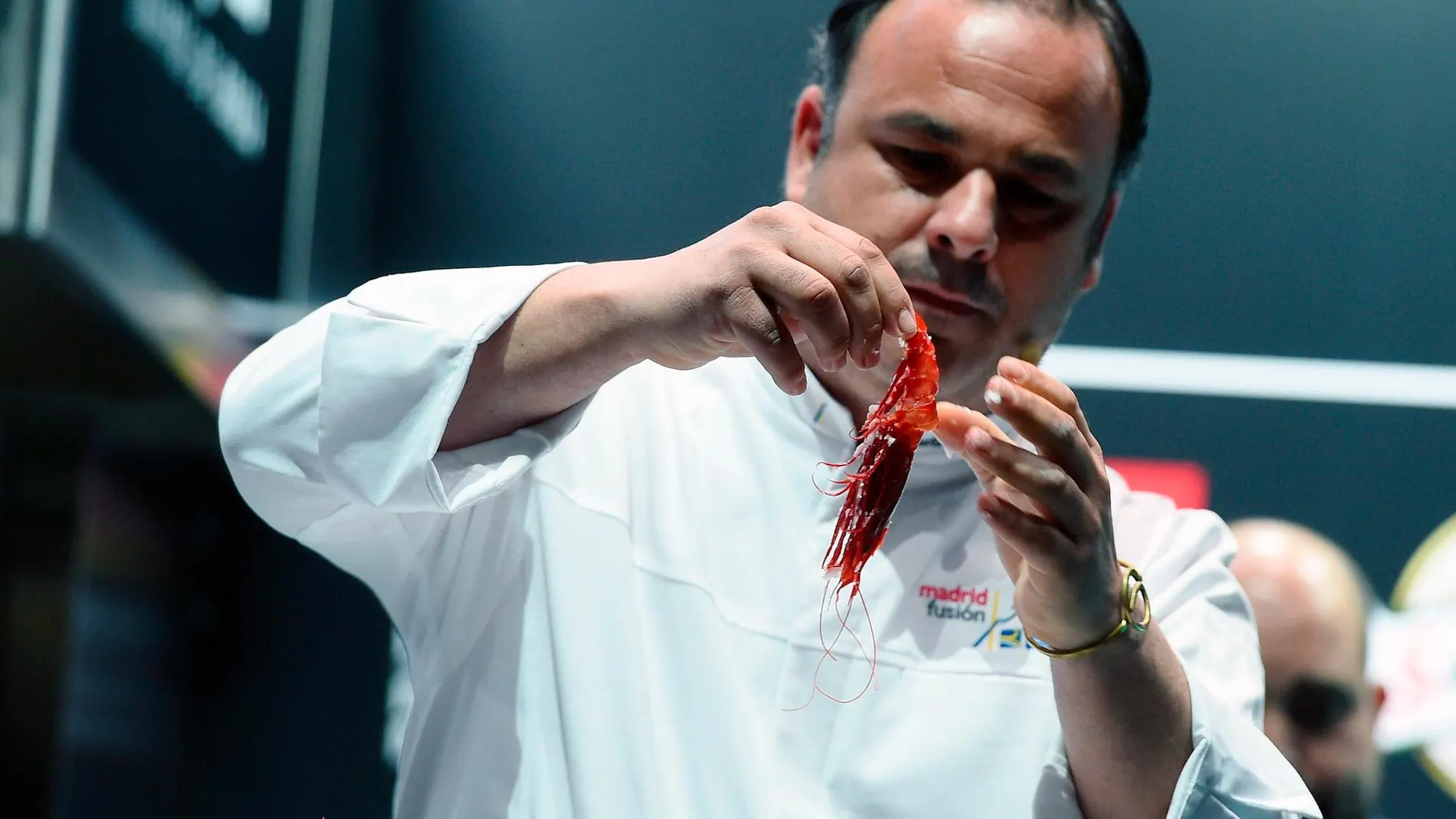 El cocinero Ángel León mostrando su nueva técnica de cocción a través de la sal/EFE