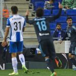 El delantero mexicano de la Real Sociedad Carlos Vela (d) celebras tras marcar ante el RCD Espanyol