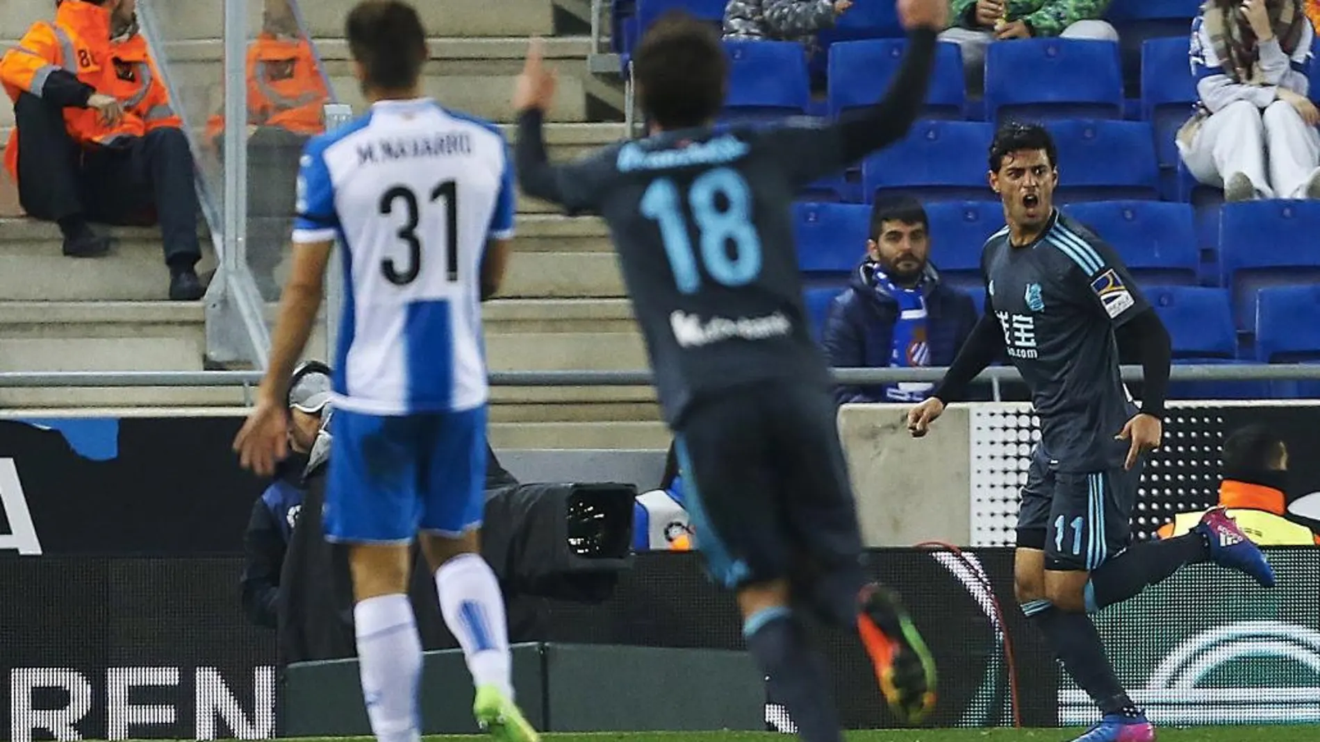 El delantero mexicano de la Real Sociedad Carlos Vela (d) celebras tras marcar ante el RCD Espanyol