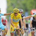 Vincenzo Nibali (C) y Michele Scarponi izquierda