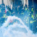 Los agentes de antidisturbios lanzan gases lacrimógenos contra los «chalecos» concentrados en Marsella, al sur de Francia