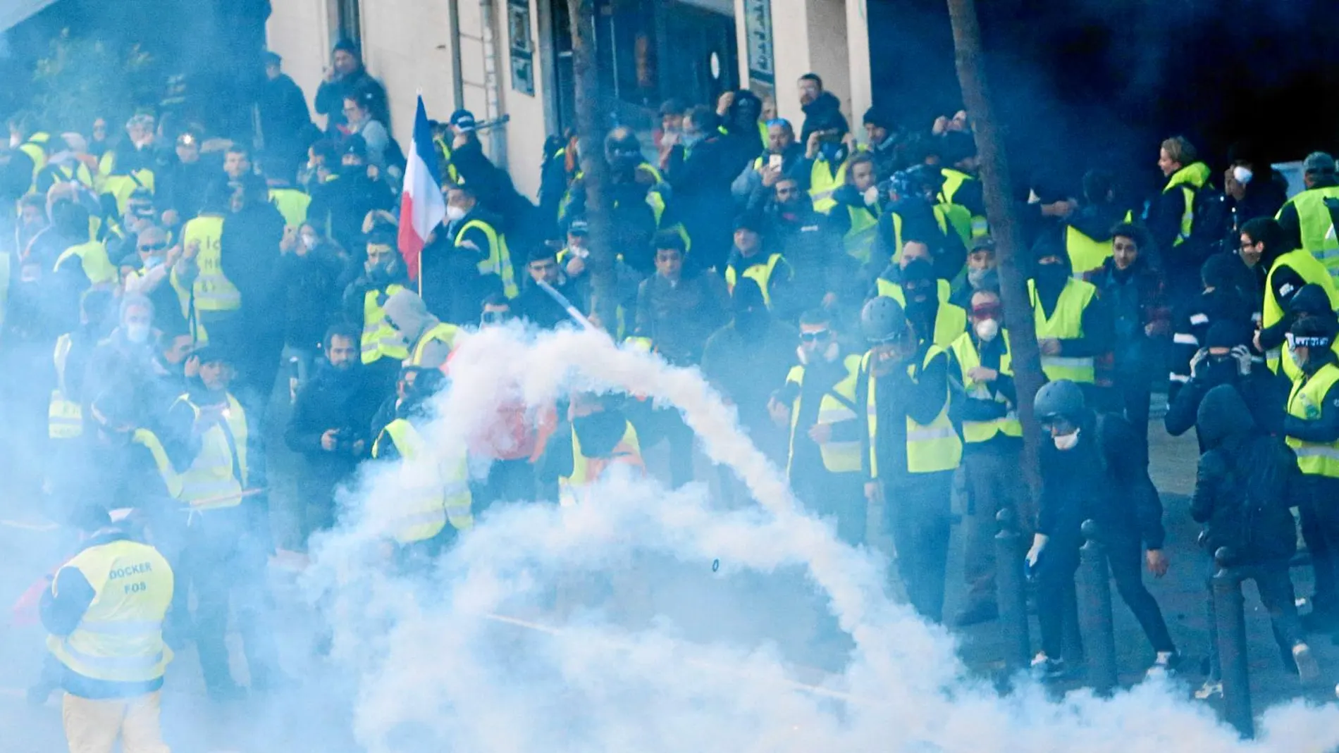 Los agentes de antidisturbios lanzan gases lacrimógenos contra los «chalecos» concentrados en Marsella, al sur de Francia