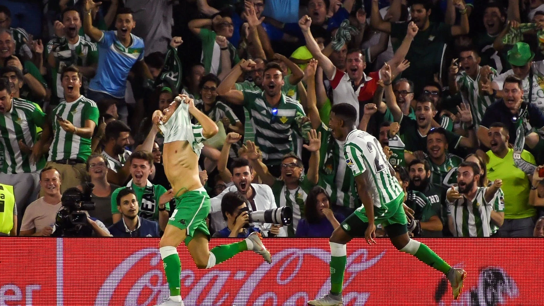 El Betis se impuso en el derbi de Heliópolis con un gol de Joaquín / Foto: Efe