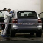 La Policía científica registra el vehículo en el que la viuda del expresidente de la extinta Caja de Ahorros del Mediterráneo (CAM), Vicente Sala, fue hallada muerta