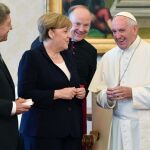 El Papa y Merkel han charlado de forma distendida antes de su reunión privada