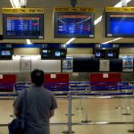 Un pasajero lee las pantallas de información de vuelos del aeropuerto de Tel Avivi