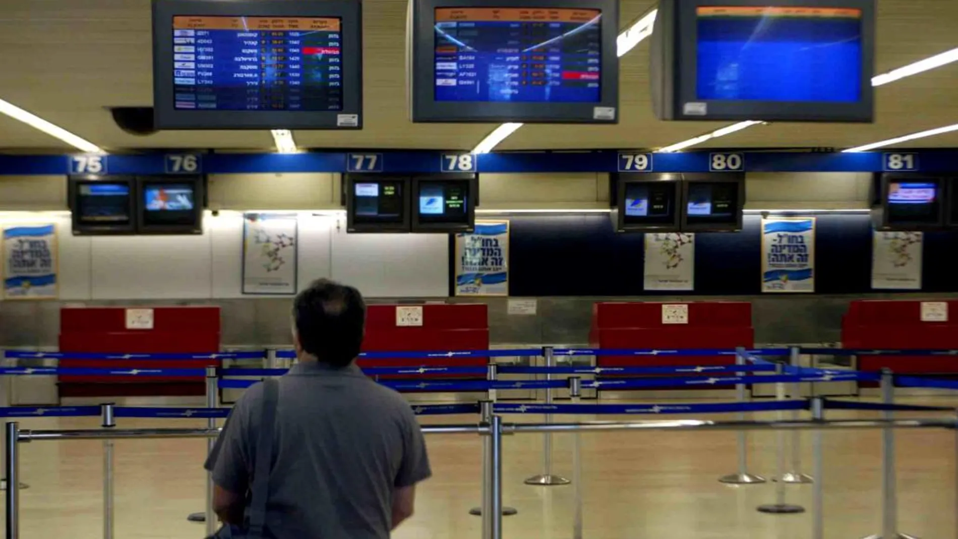 Un pasajero lee las pantallas de información de vuelos del aeropuerto de Tel Avivi