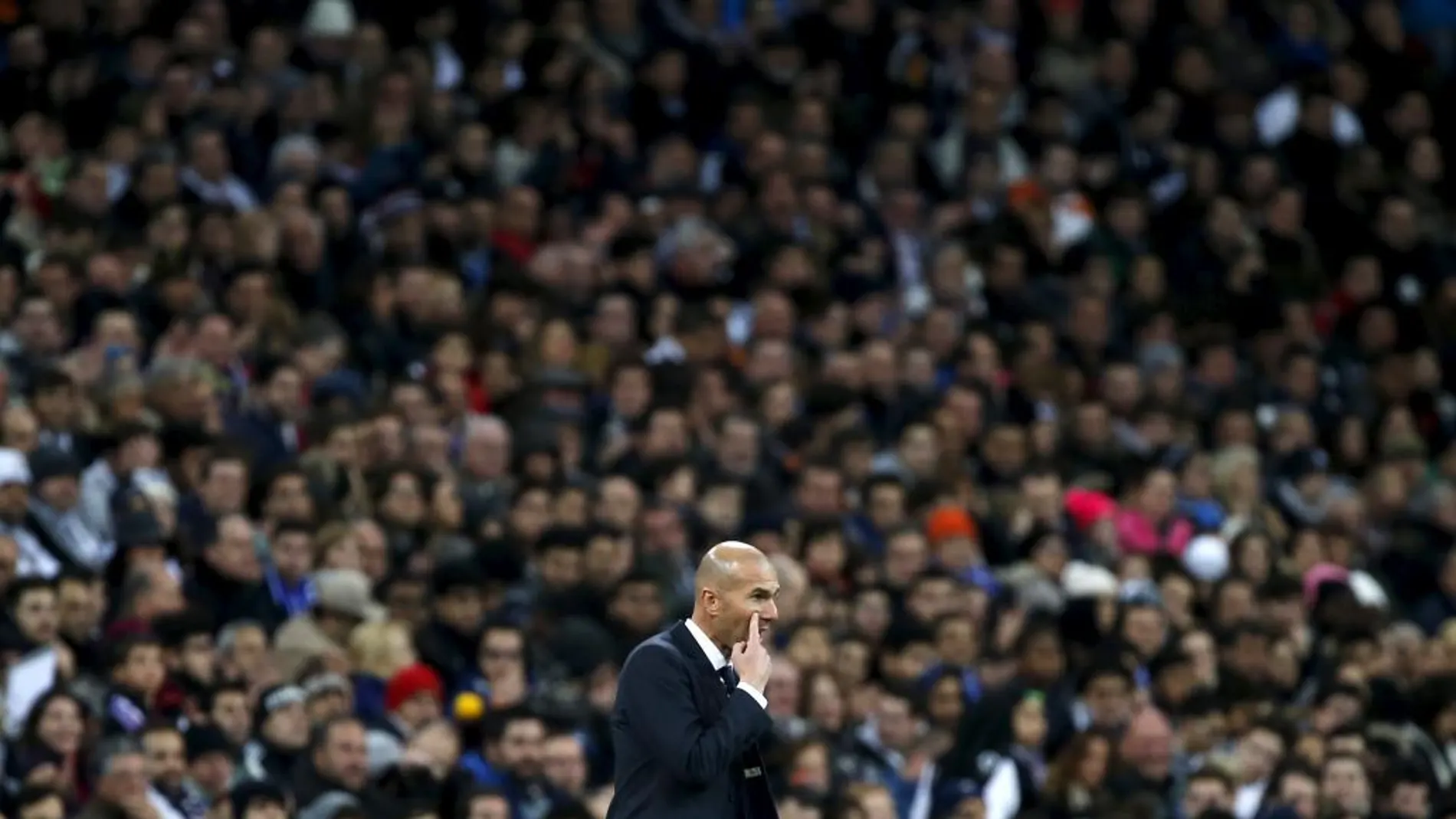 El Bernabéu pasa de los silbidos a Benítez a la ovación a Zidane
