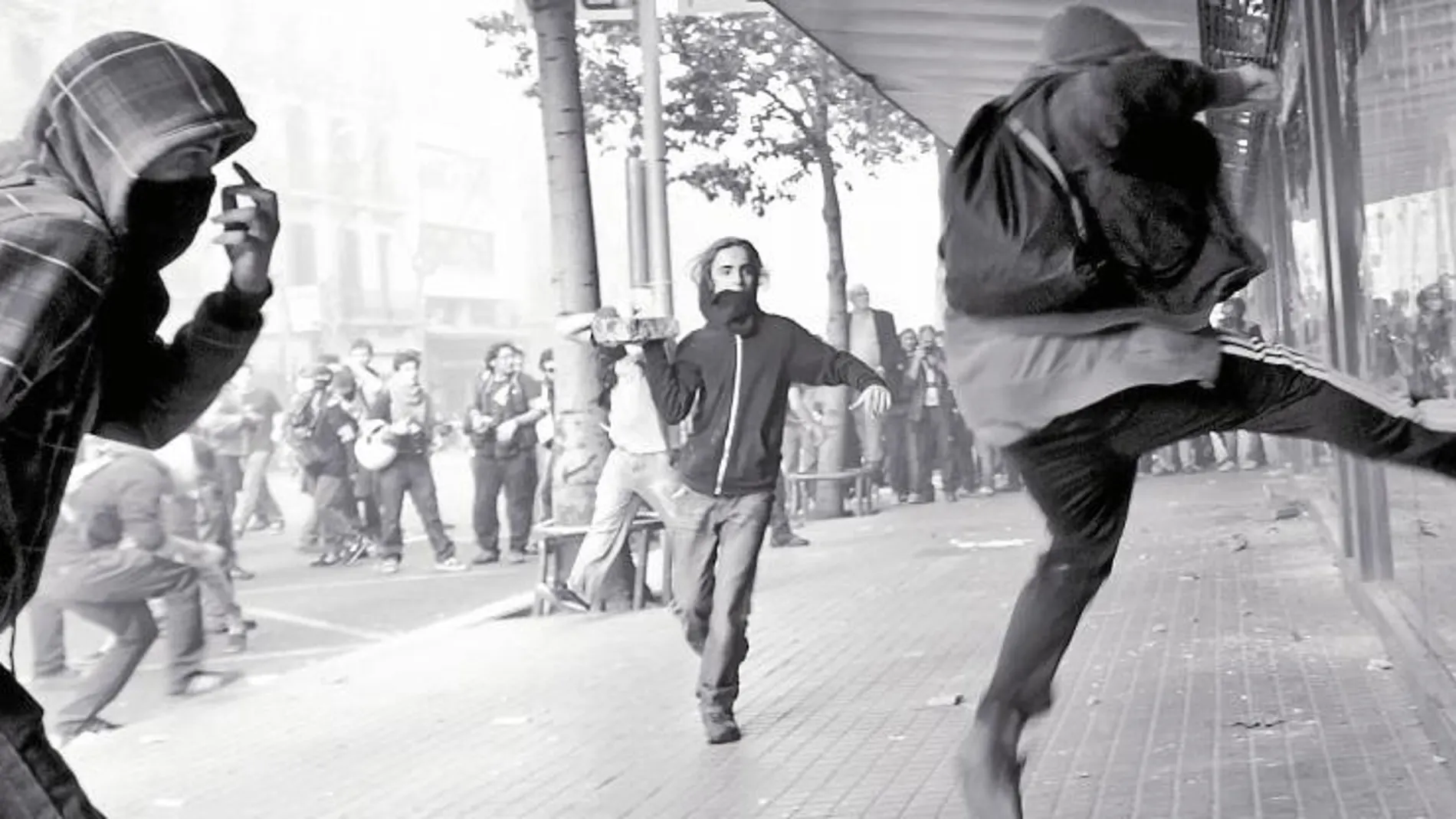 Durante la huelga general se vieron actos de violencia en Barcelona