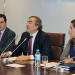 De izquierda a derecha: Antonio Garamendi, Juan Rosell y Ana Plaza