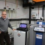 Conrado Rillo, junto al helicuefactor ubicado en la Facultad de Ciencias de la Universidad de Zaragoza