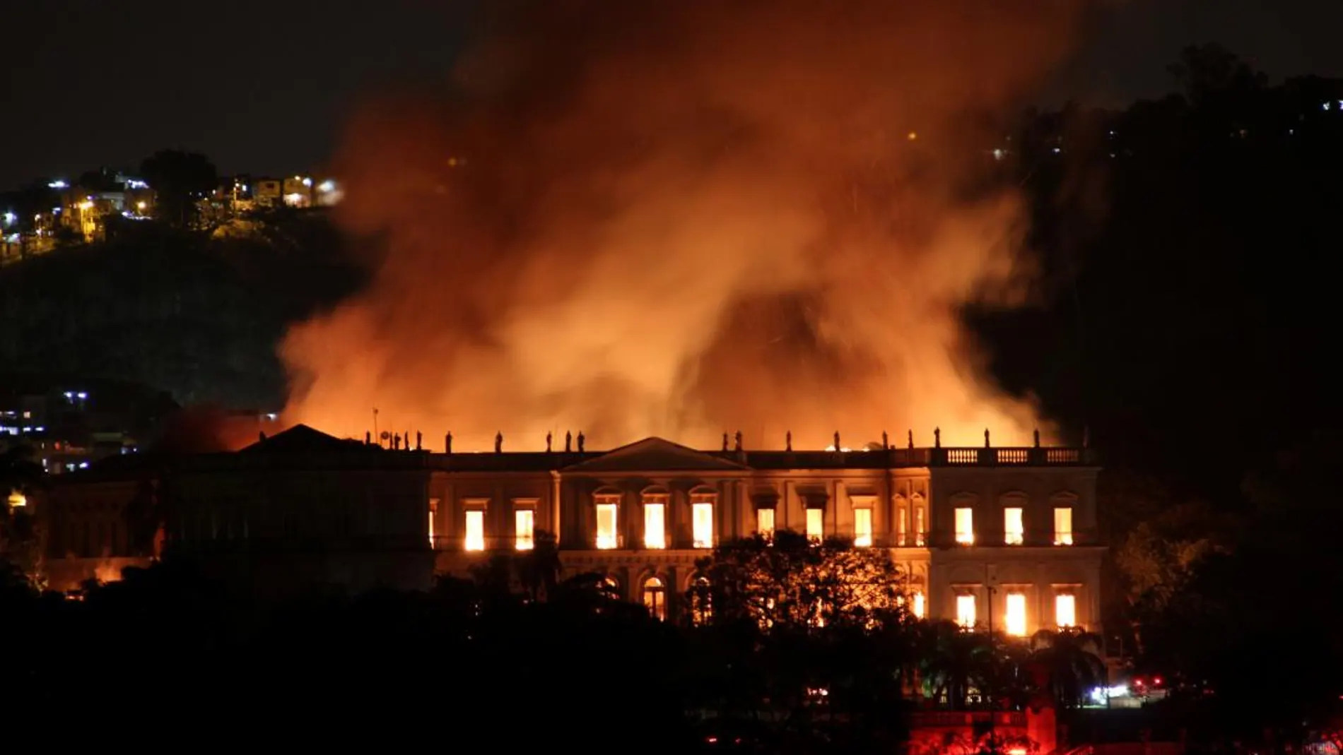 Un voraz incendio ha destruido este domingo el Museo Nacional de Brasil, situado en Río de Janeiro