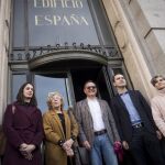 La alcaldesa de Madrid, Manuela Carmena (2i), acompañada por el responsable de Área de Desarrollo Urbano Sostenible, José Manuel Calvo (2d), la portavoz y coordinadora de la Junta de Gobierno, Rita Maestre (i), y el presidente del grupo Baraka, Trinitario Casanova (c), a su llegada al Edificio España.