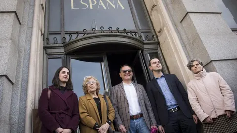 La alcaldesa de Madrid, Manuela Carmena (2i), acompañada por el responsable de Área de Desarrollo Urbano Sostenible, José Manuel Calvo (2d), la portavoz y coordinadora de la Junta de Gobierno, Rita Maestre (i), y el presidente del grupo Baraka, Trinitario Casanova (c), a su llegada al Edificio España.