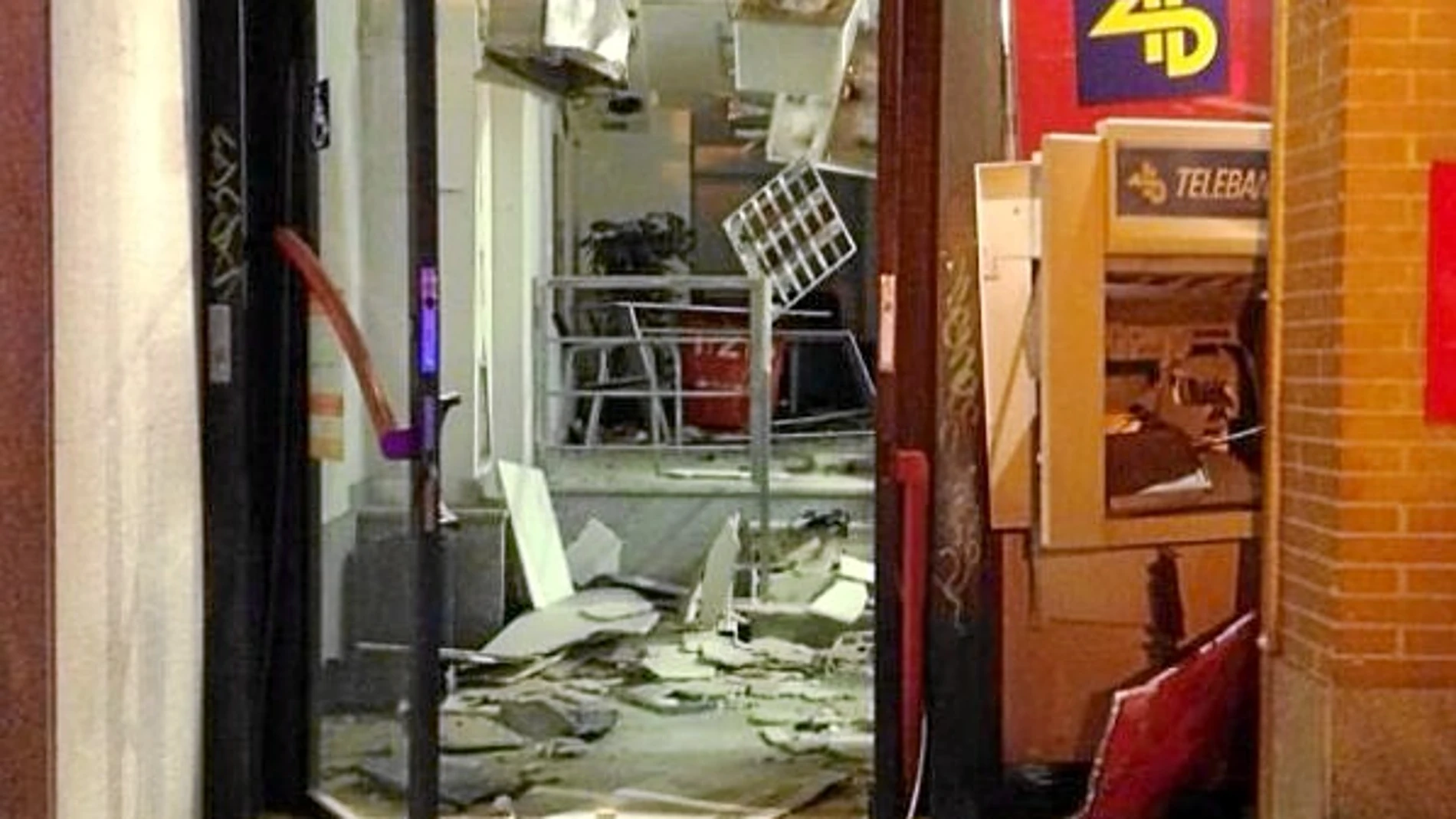 Uno de sus objetivos este fin de semana ha sido una sucursal de la avenida de las Retamas de Alcorcón, que explosionaron la noche del viernes al sábado