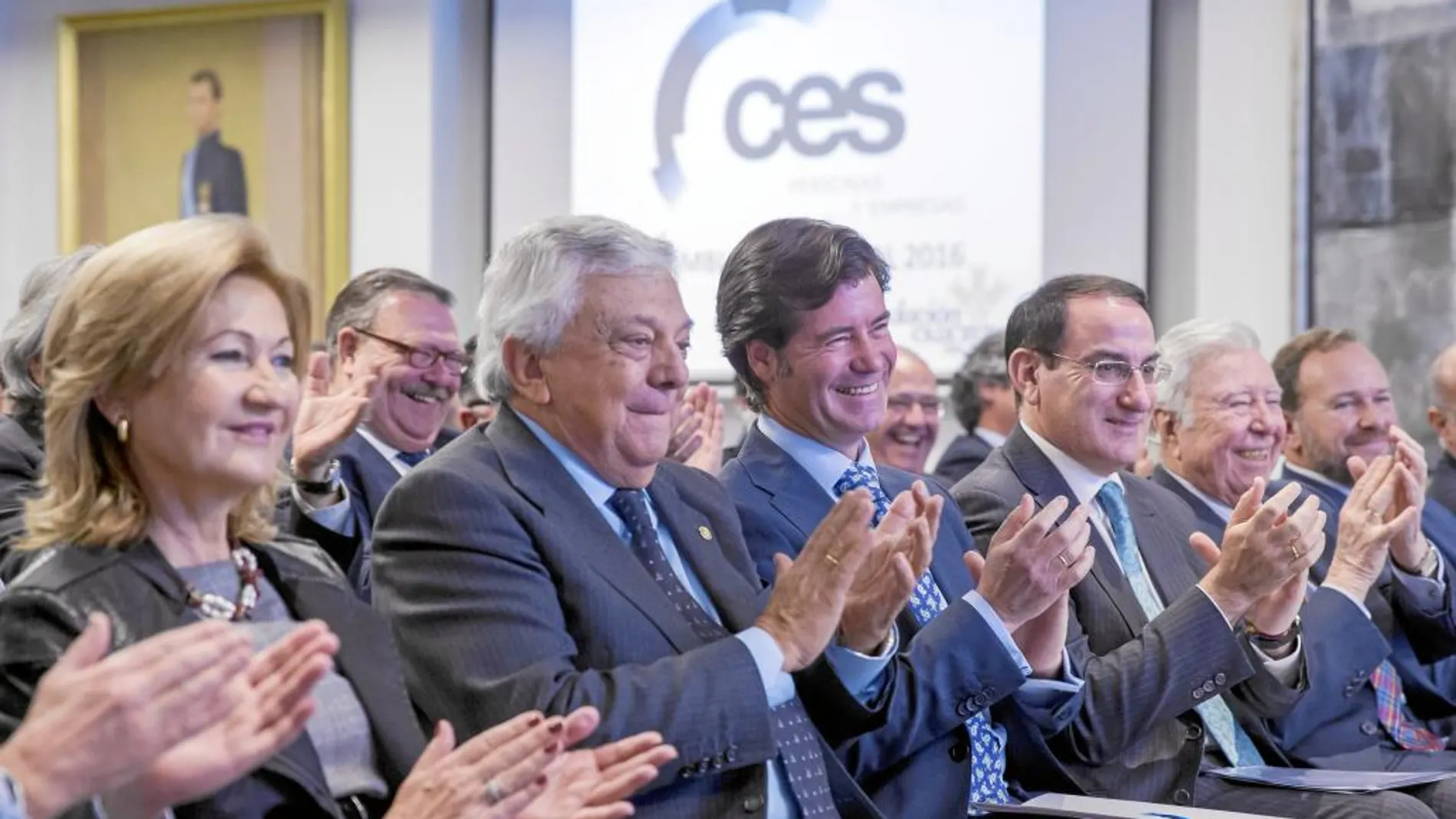 El presidente de la CES, Miguel Rus, entre Francisco Herrero y Javier González de Lara en la sede de Cajas Rural