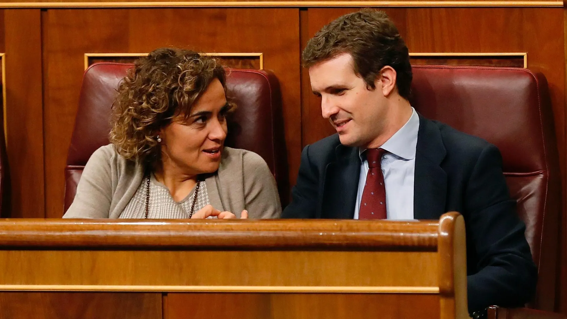 El presidente del Partido Popular, Pablo Casado, conversa con la portavoz del partido en el Congreso Dolors Montserrat / Efe