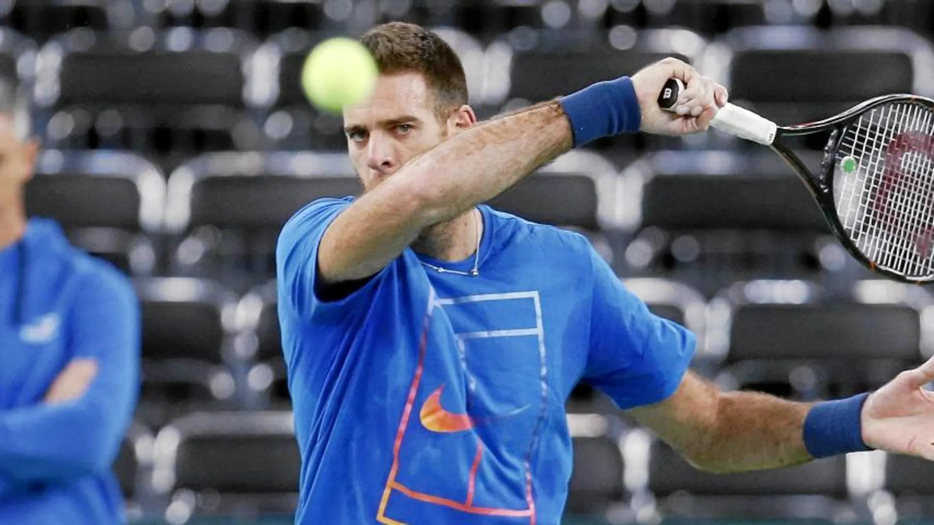 Del Potro golpea de derecha en un entrenamiento con Argentina en Croacia