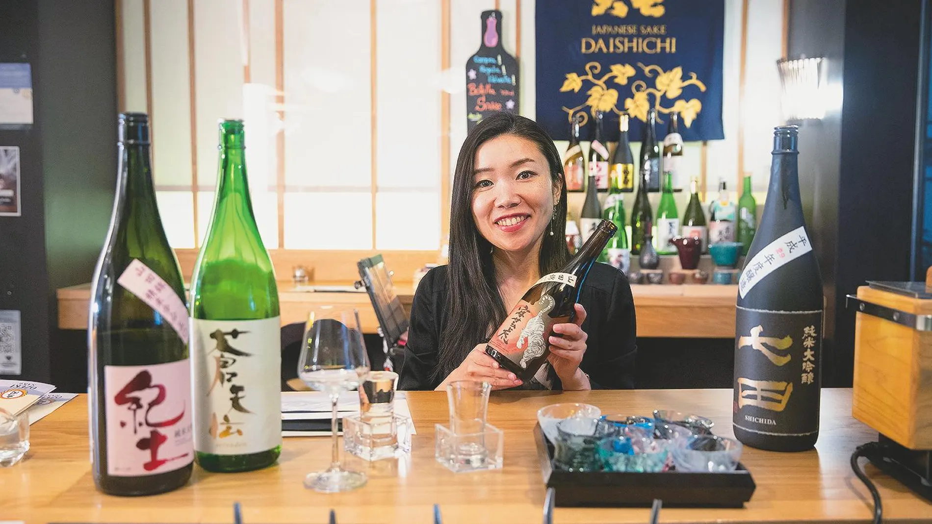 La sumiller de sake, Mayuko Sasayama, regenta el bar especializado, donde imparte catas y cursos para profesionales. El próximo es el 22, 23 y 24 de este mes. Foto: Jesús G. Feria