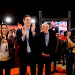 Pedro Sánchez, Susana Díaz y Josep Borrell saludan a los asistentes al inicio del acto electoral que su partido celebra hoy en Sevilla / Fotos: La Razón