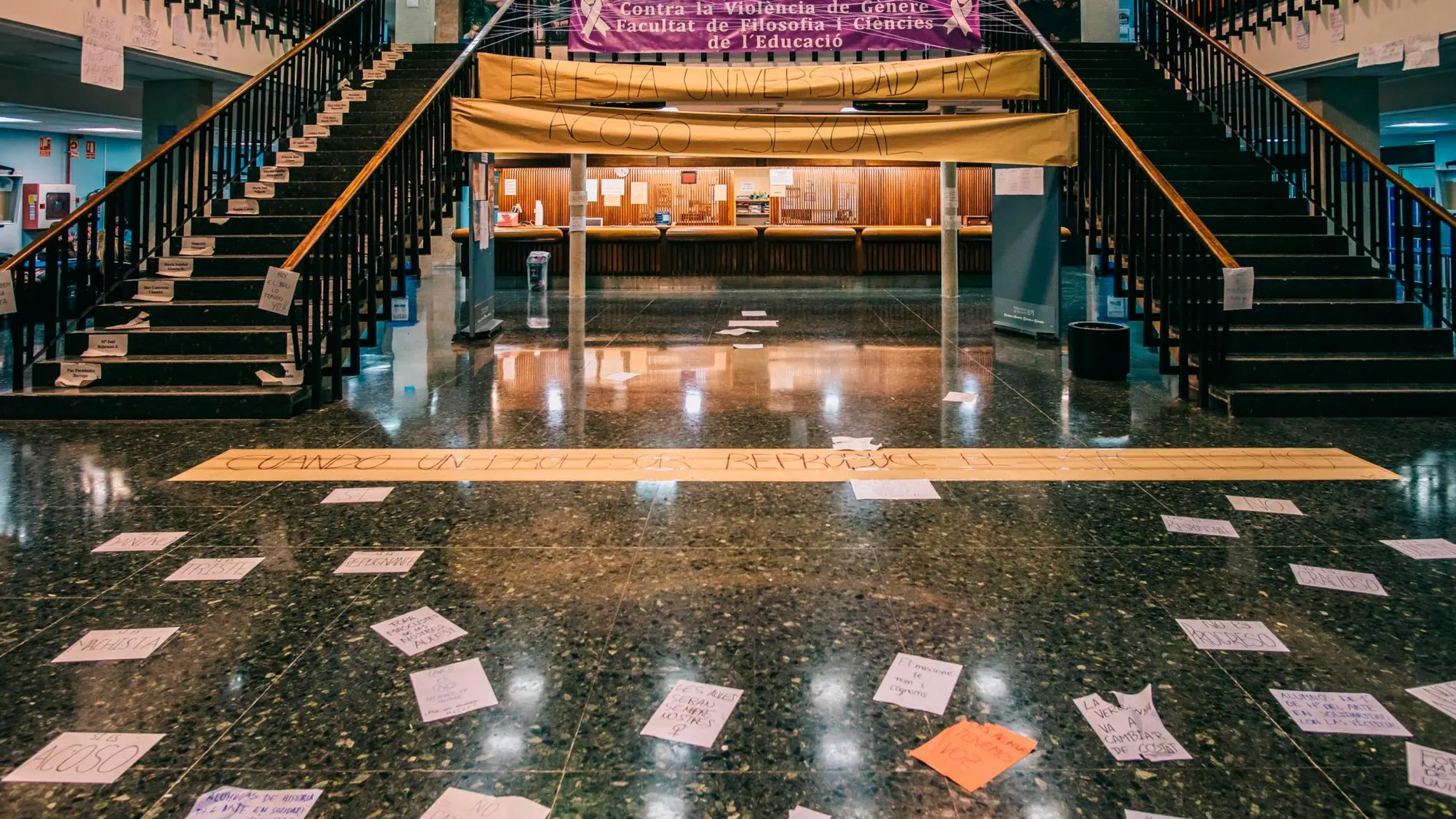 La entrada de la Facultad de Filosfía y Ciencias de la Educación, en Blasco Ibáñez, se ha llenado de pancartas, carteles y mensajes de denuncia contra el caso de «agresiones verbales» (KIKE TABERNER)