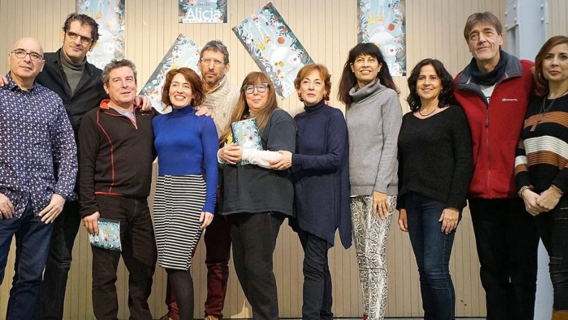 Los miembros de Teloncillo Teatro junto al resto de responsables del montaje y la concejala de Cultura y Turismo, Ana Redondo