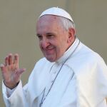 El Papa Francisco, ayer a su llegada a la Plaza de San Pedro para su audiencia general de los miércoles