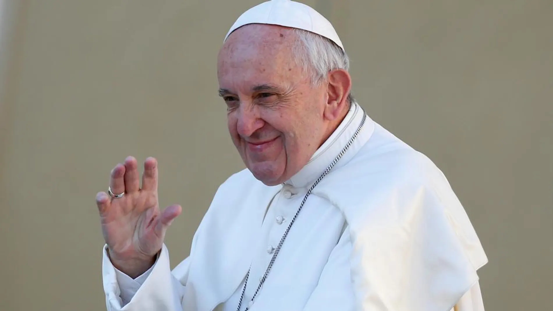 El Papa Francisco, ayer a su llegada a la Plaza de San Pedro para su audiencia general de los miércoles