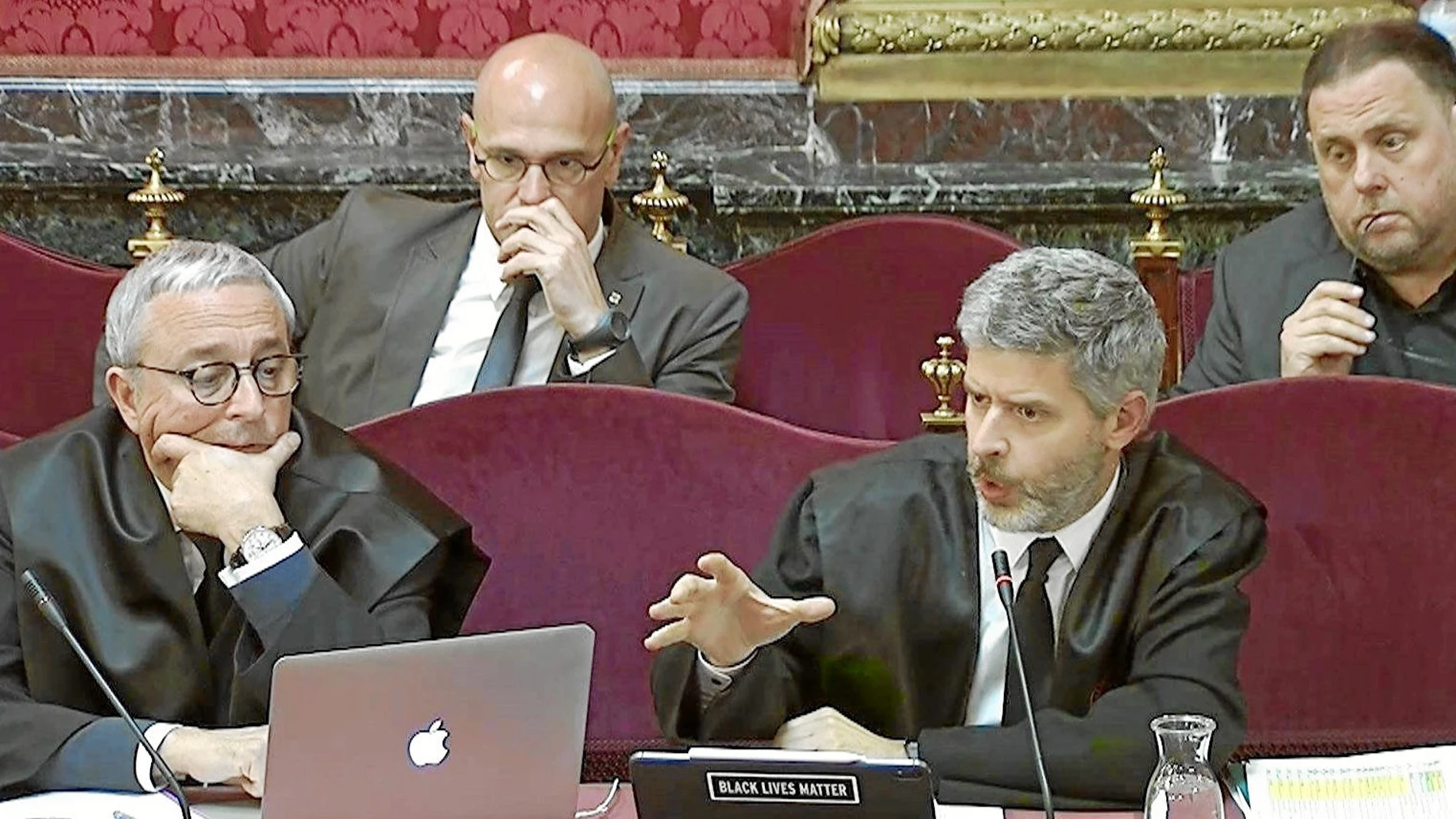 Los abogados Javier Melero (izda.) y Andreu Van den Eynde y, detrás, el ex conseller Raül Romeva y el ex vicepresidente de la Generalitat Oriol Junqueras, durante la sesión de ayer