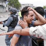Un joven llora tras conocer que un familiar es una de las víctimas del atentado de ayer junto al Ministerio de Defensa afgano