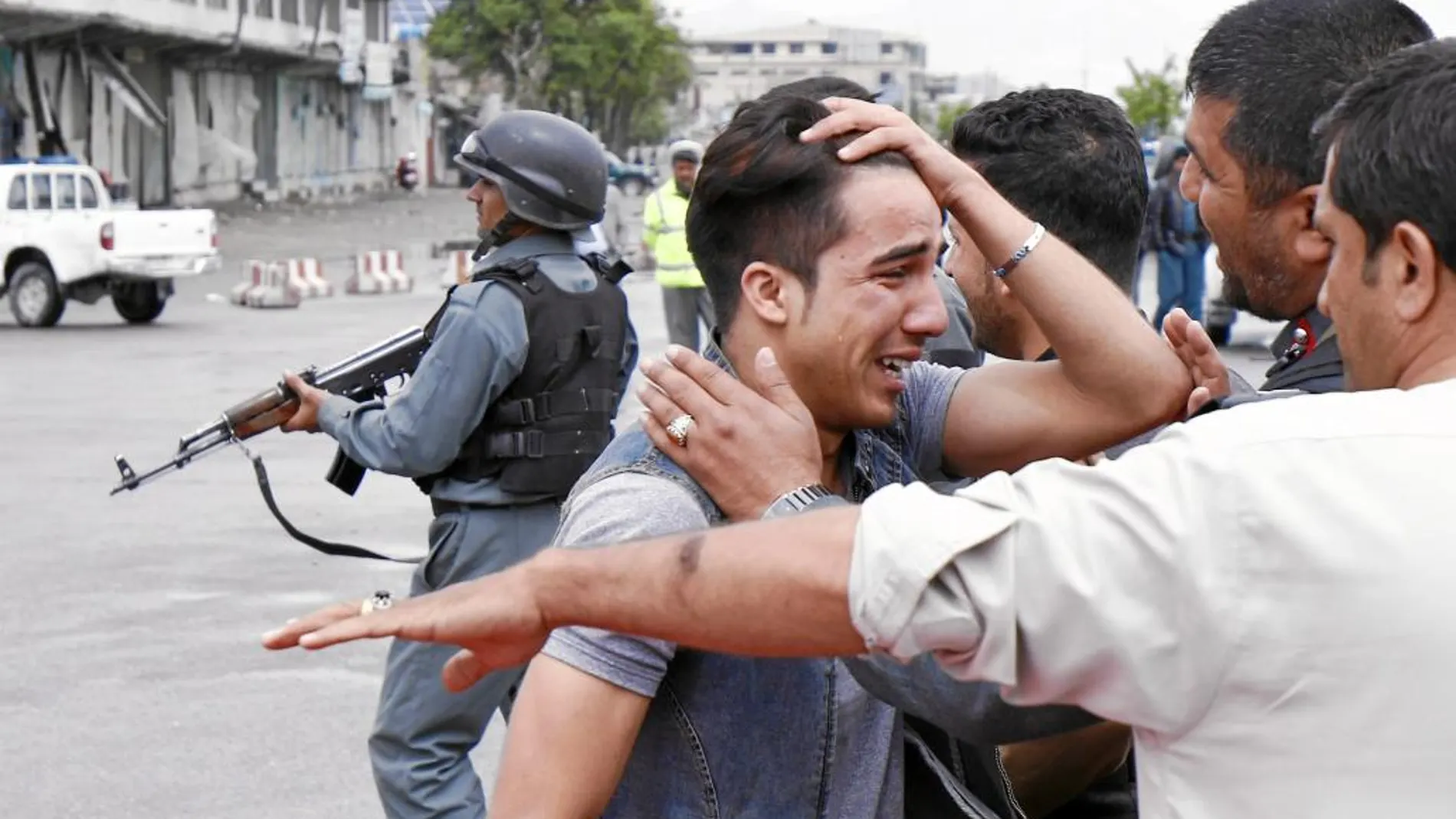 Un joven llora tras conocer que un familiar es una de las víctimas del atentado de ayer junto al Ministerio de Defensa afgano
