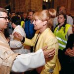 El obispo auxiliar de Valladolid, Luis Argüello, saluda a un grupo de mujeres de Manos Unidas.