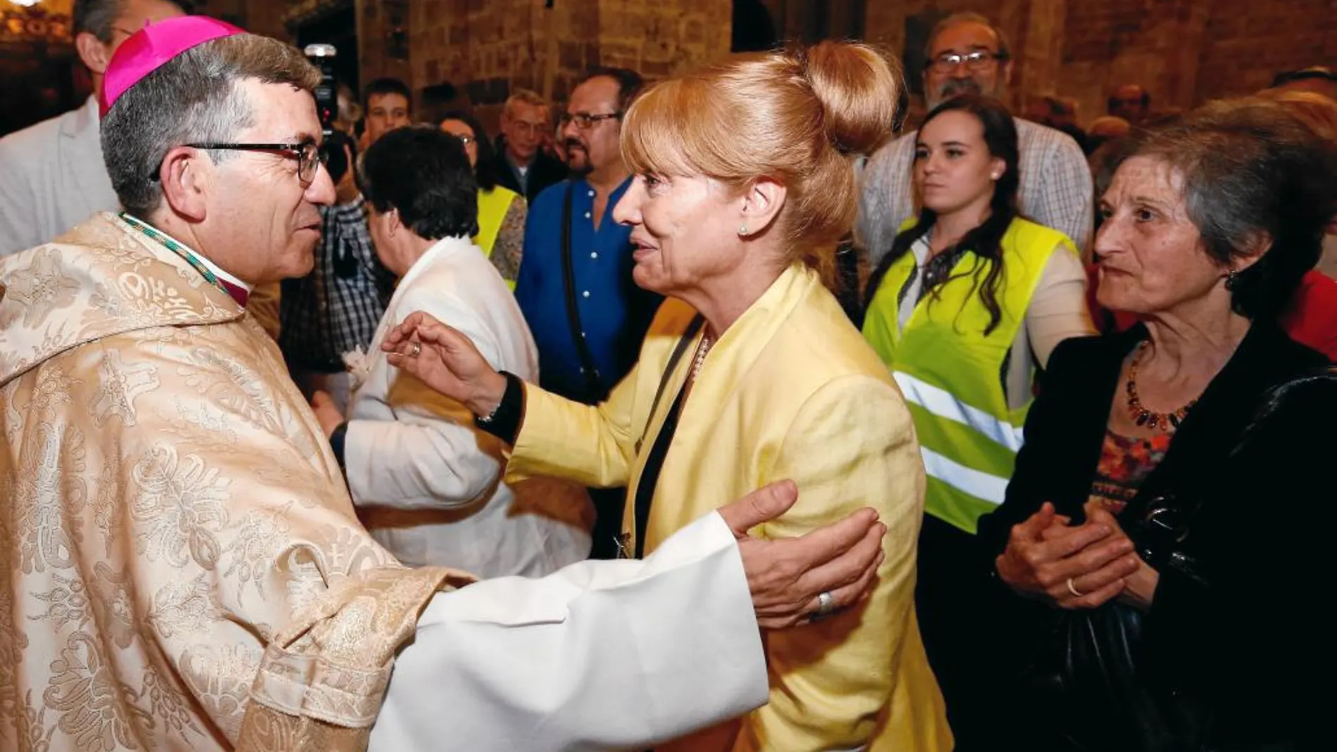 El obispo auxiliar de Valladolid, Luis Argüello, saluda a un grupo de mujeres de Manos Unidas.