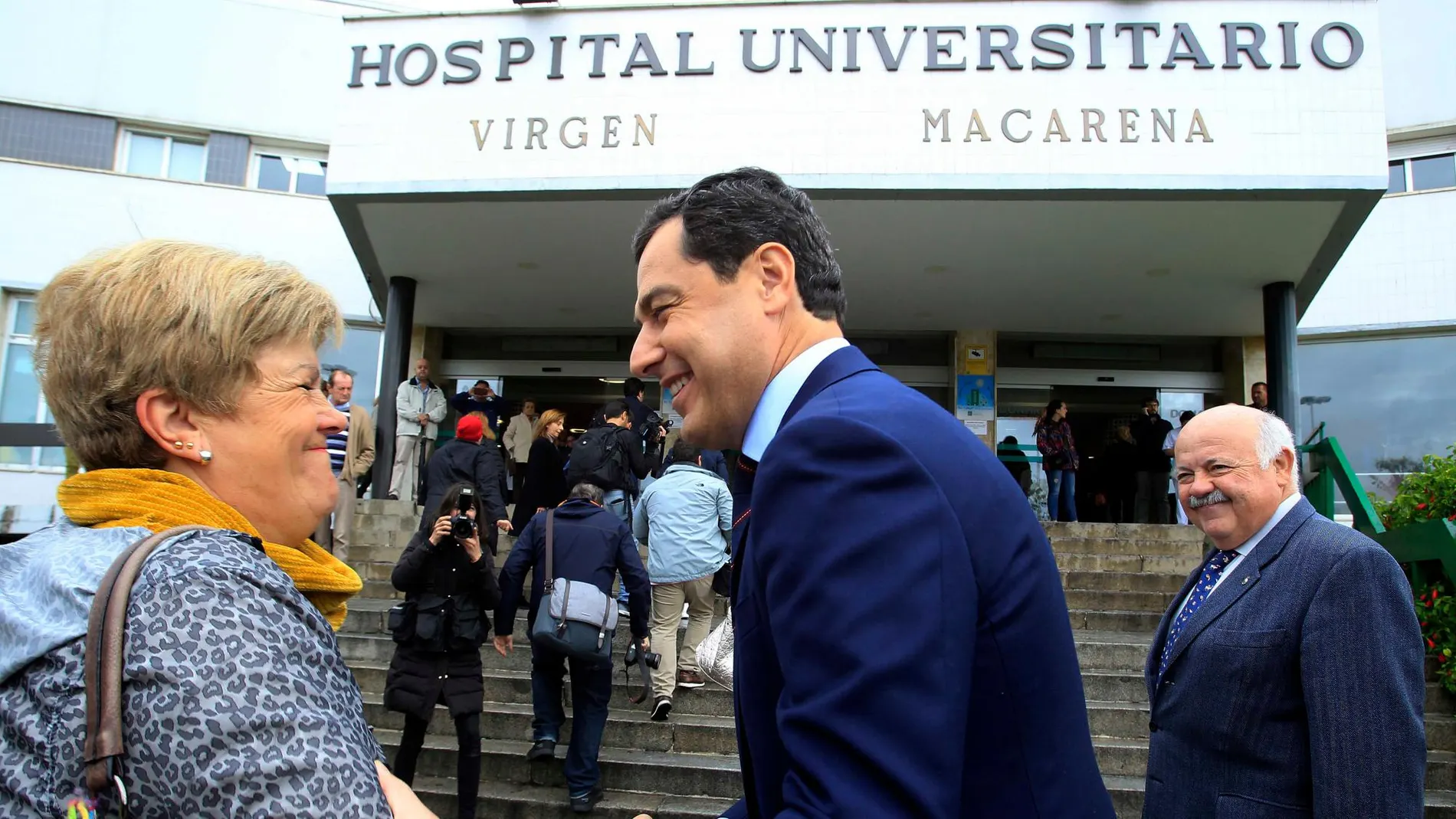 El presidente de la Junta, Juanma Moreno, en el hospital Virgen Macarena de Sevilla / Foto: Manuel Olmedo