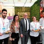 Jesús Julio Carnero junto a los cocineros David López, Yolanda Martín y Raúl del Moral y la presidenta de los hosteleros vallisoletanos, María José Hernández, en Madrid Fusión